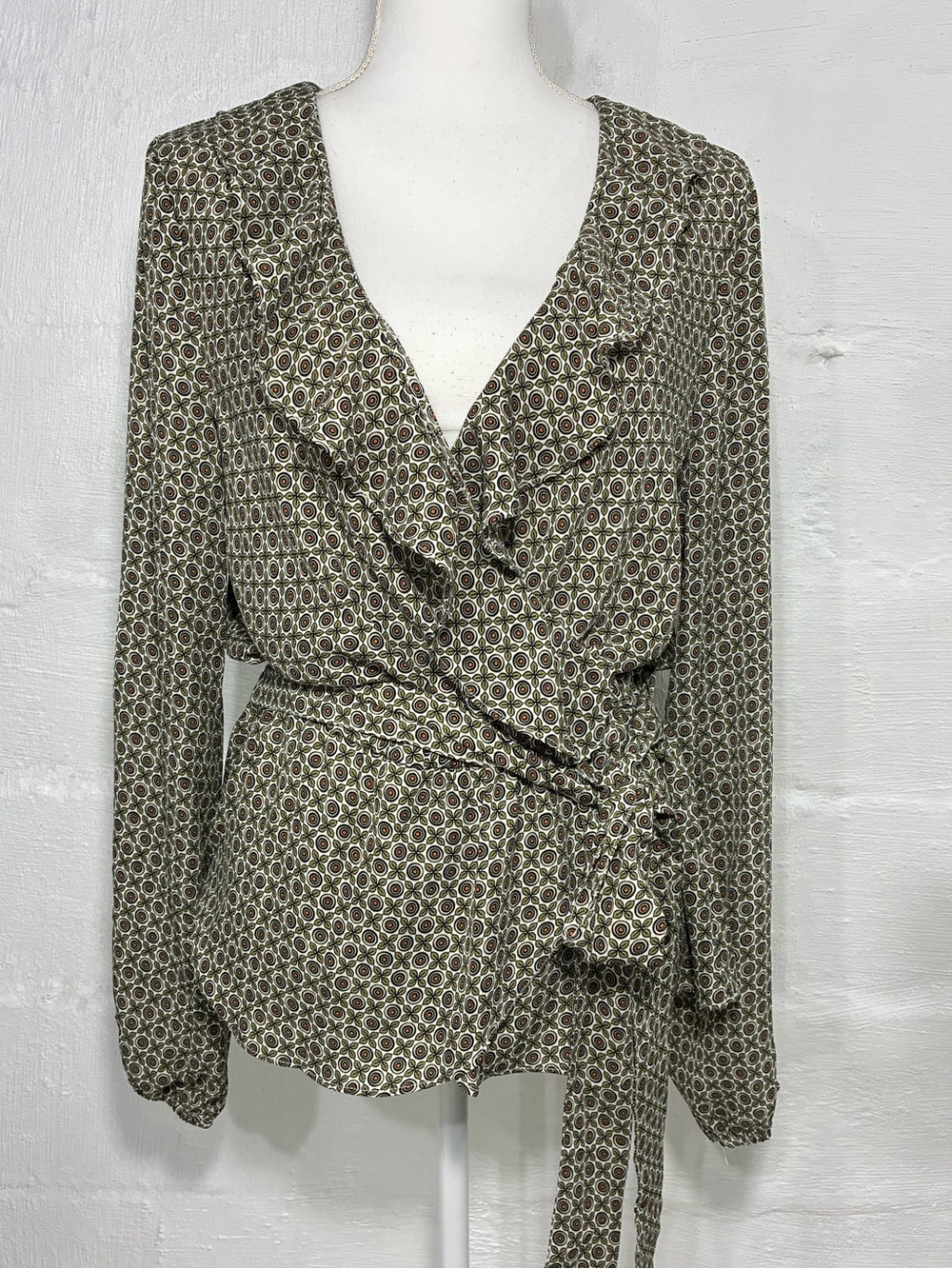 MAX STUDIO MEDALLION PRINT RUFFLE TOP - Picture 9 of 16